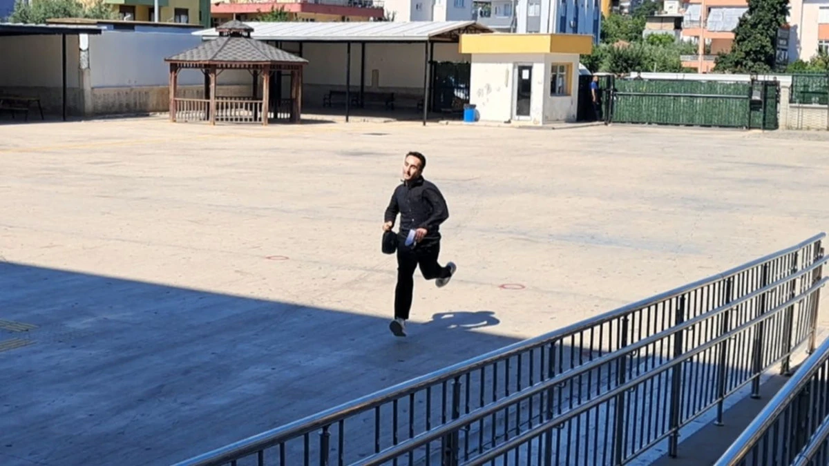 Serik'te görevlilerin uyarısıyla sınava girdi