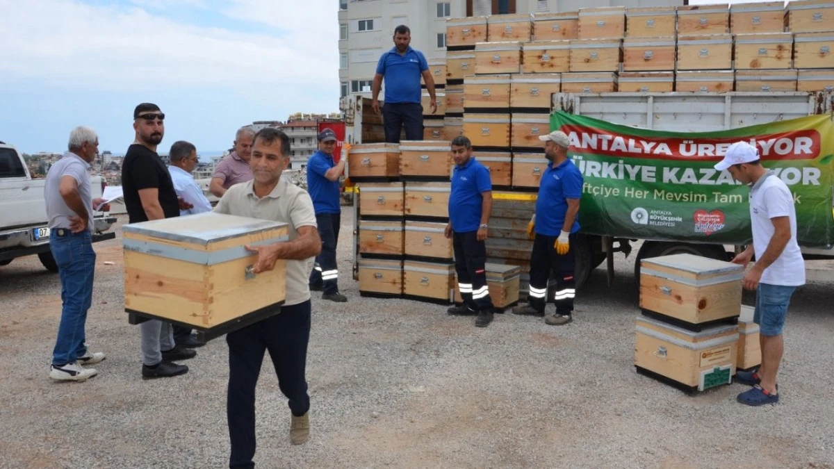 Antalya'da arıcı üreticilerine arı kovanı desteği 