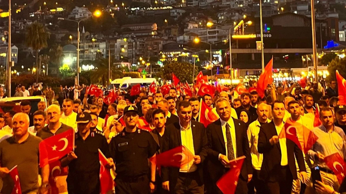Alanya'da 15 Temmuz'un 10'uncu yılında birlik yürüyüşü