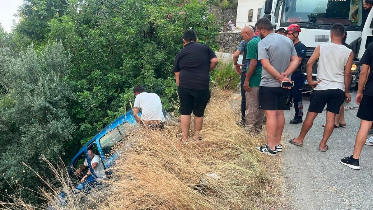 Alanya'da şarampolde asılı kalan otomobili beton mikseri kurtardı