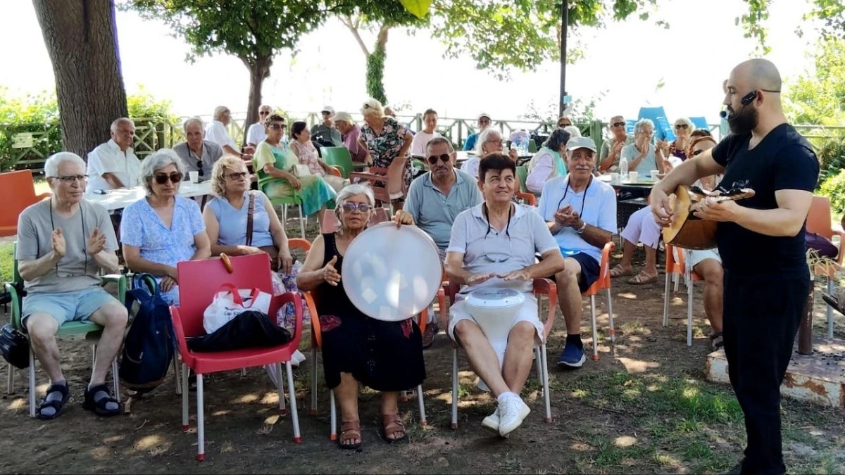 Muratpaşa'da yaşlılar türkülerle buluşuyor