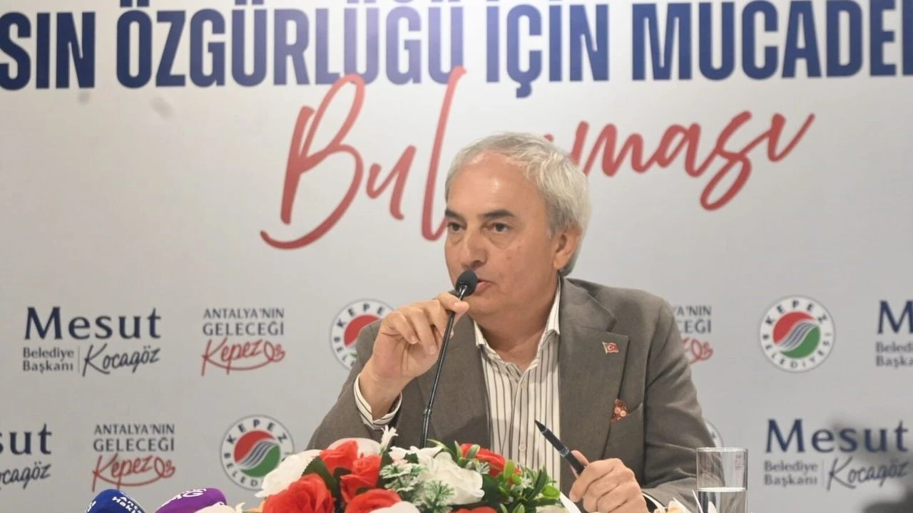 mesut-kocagoz-parti-rozetini-cikardi-1-014616