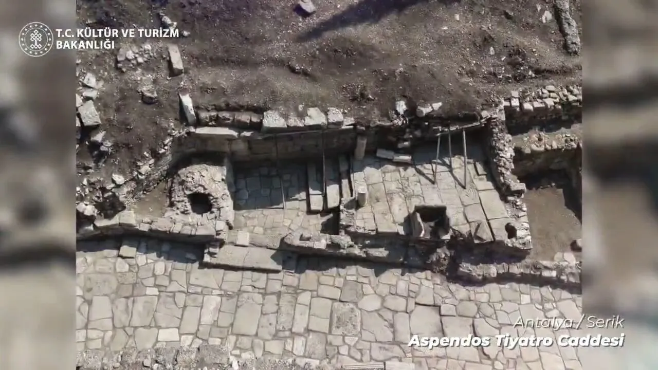 aspendosta-2-bin-yillik-tarihi-cadde-gun-yuzune-cikarildi-5-015535