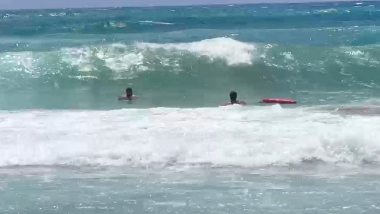 Alanya'da dalgalara kapılan tatilci kurtarıldı
