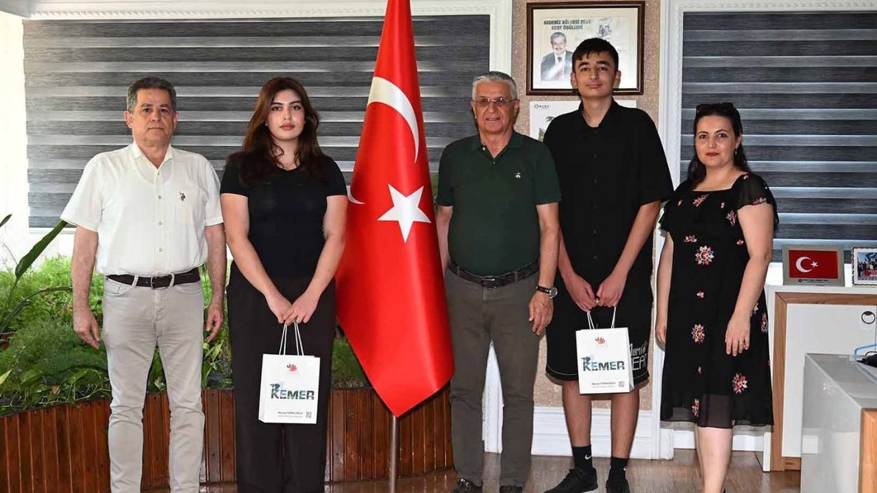 YKS şampiyonlarından Başkan Topaloğlu'na ziyaret