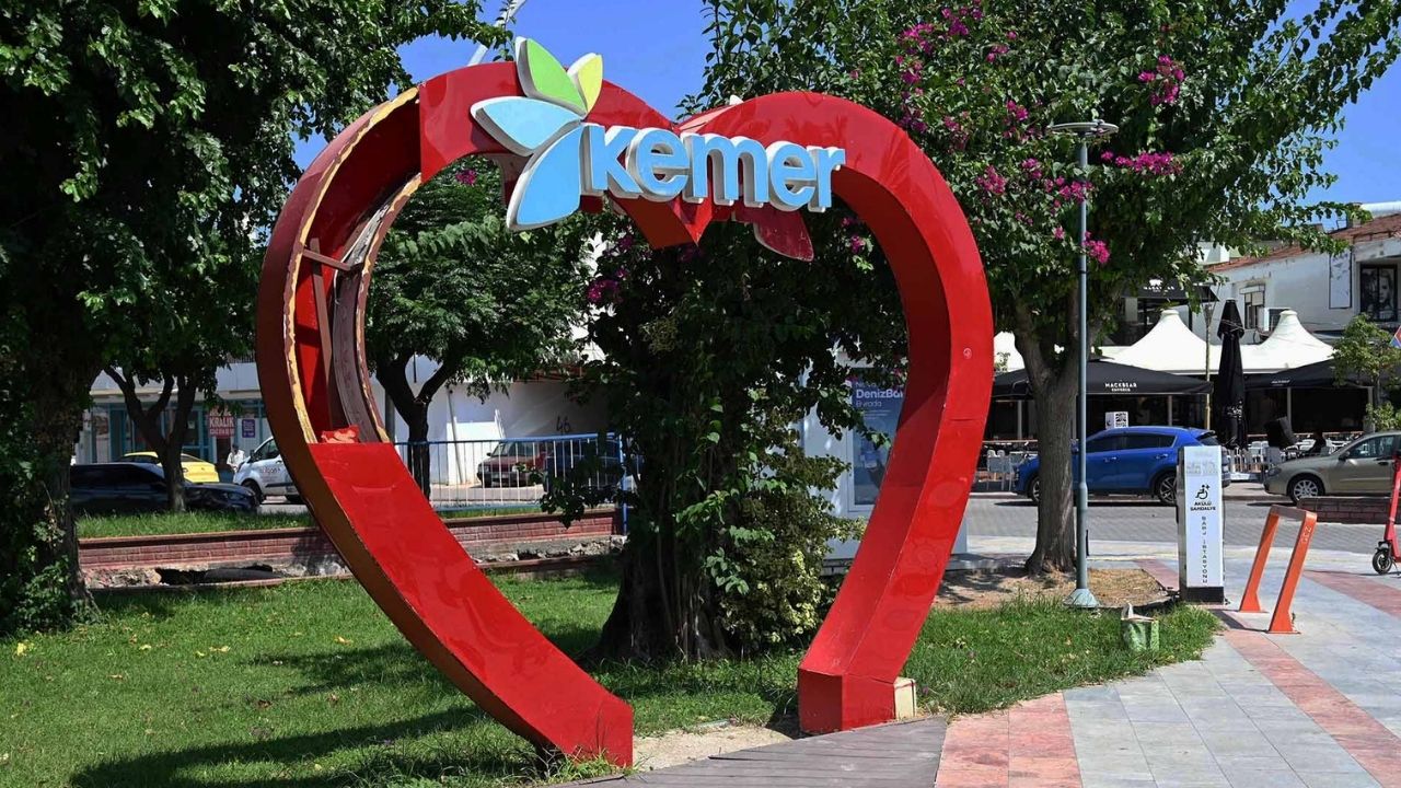 Kemer'de kırılan dekoratif figür onarılacak 