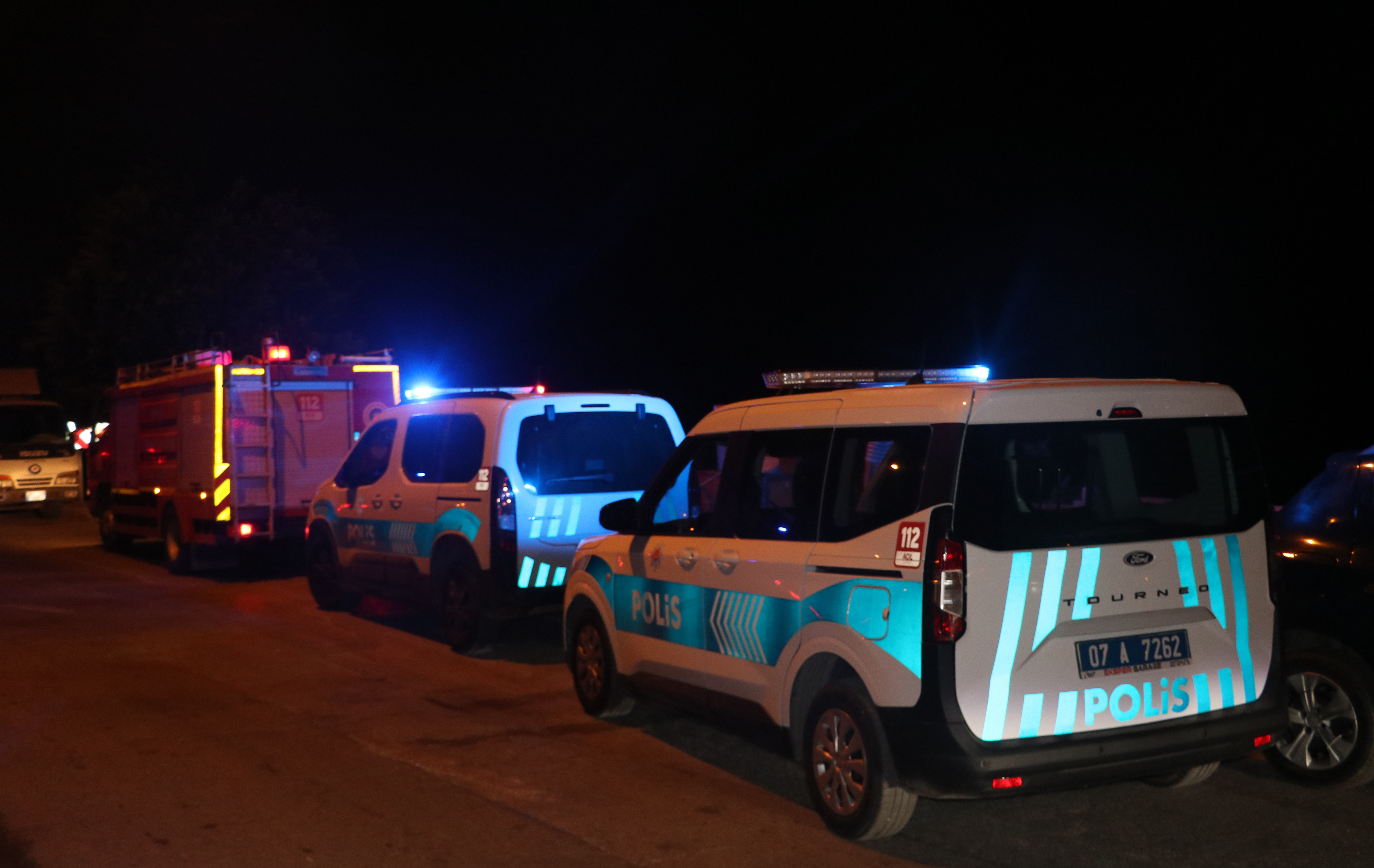 falezlerde-oturan-kadin-ekipleri-alarma-1443450429313-102738