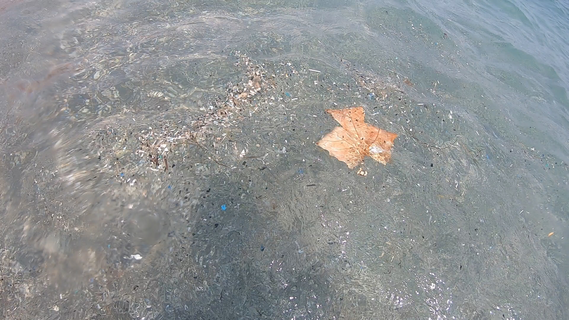 antalya-kiyilarinda-mikroplastik-alarmi1445364429888-122730