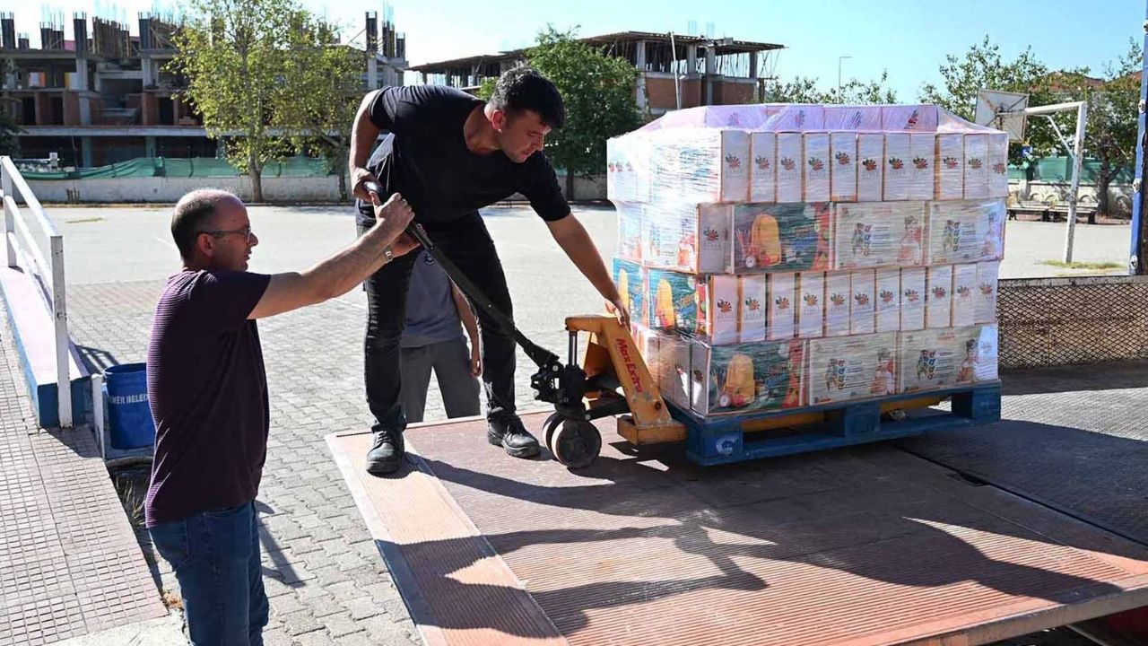 Kemer'de kırtasiye malzemelerinin dağıtımı devam ediyor