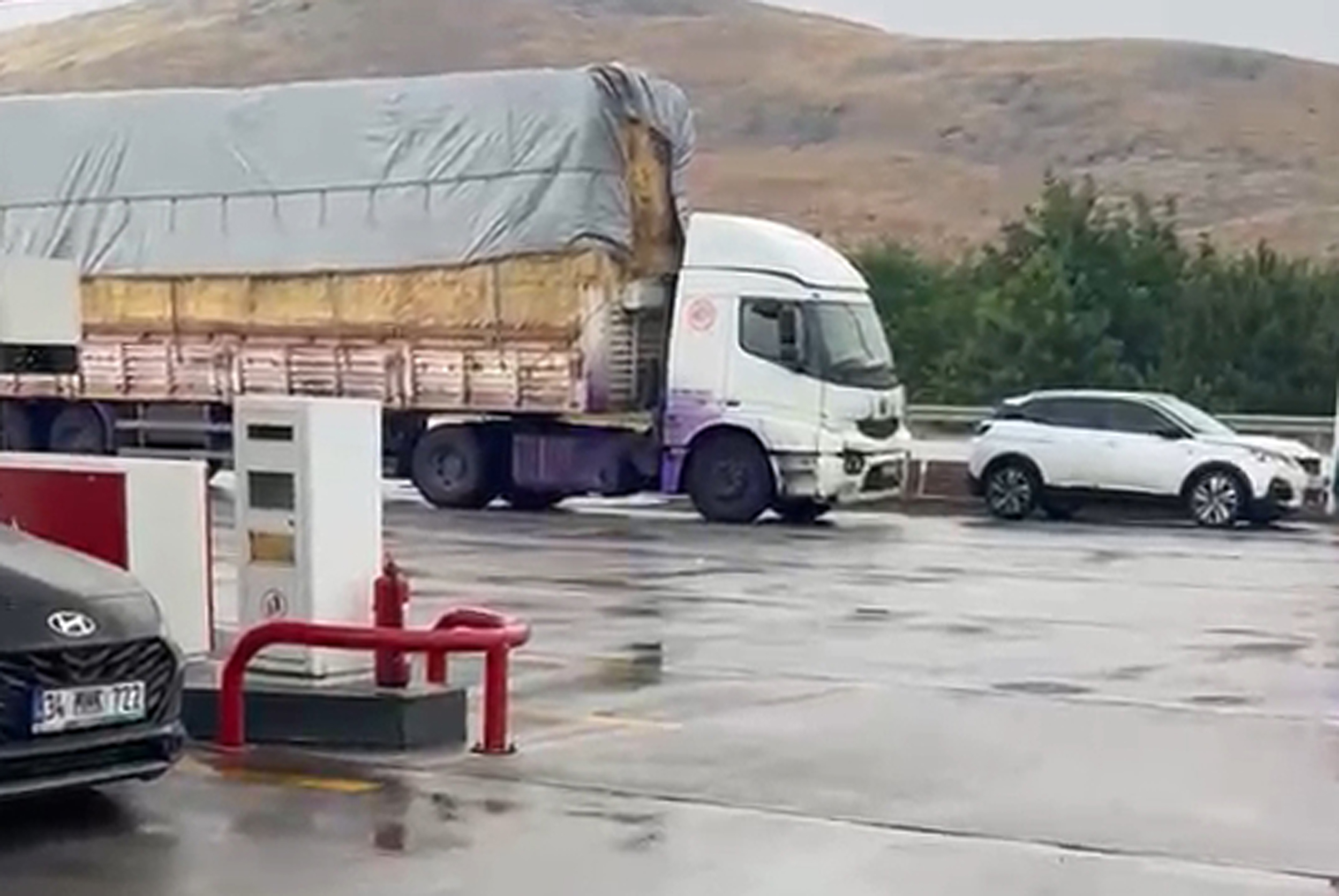 boya-yuklu-tir-devrildi-yoldan-gecen-ar1461813434920-015202