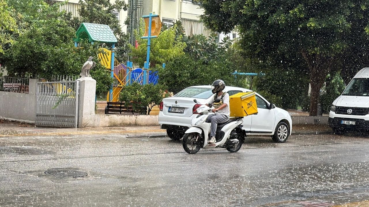 Alanya’da güneş yerini yağmura bıraktı