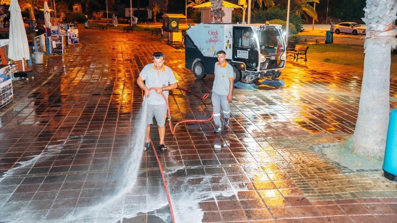 Alanya'da gece temizlik mesaisi 