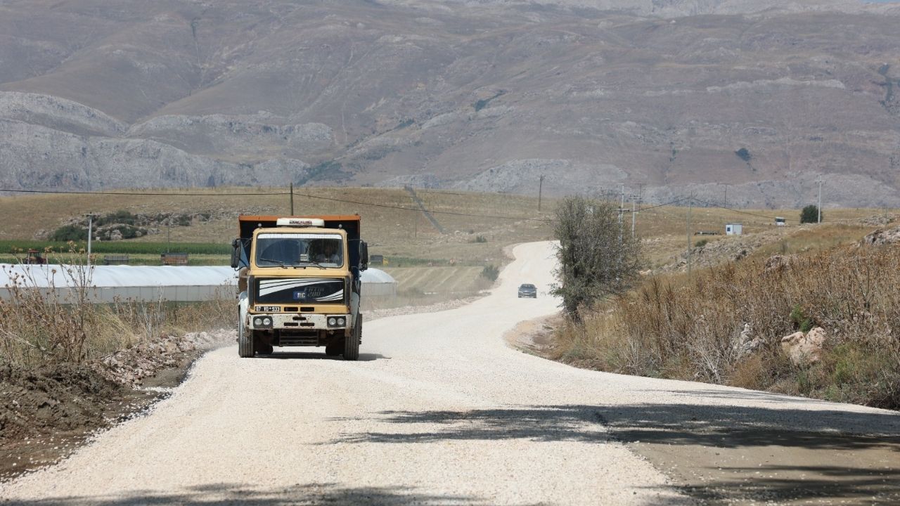 Büyükşehir’in kırsalda yol çalışmaları sürüyor