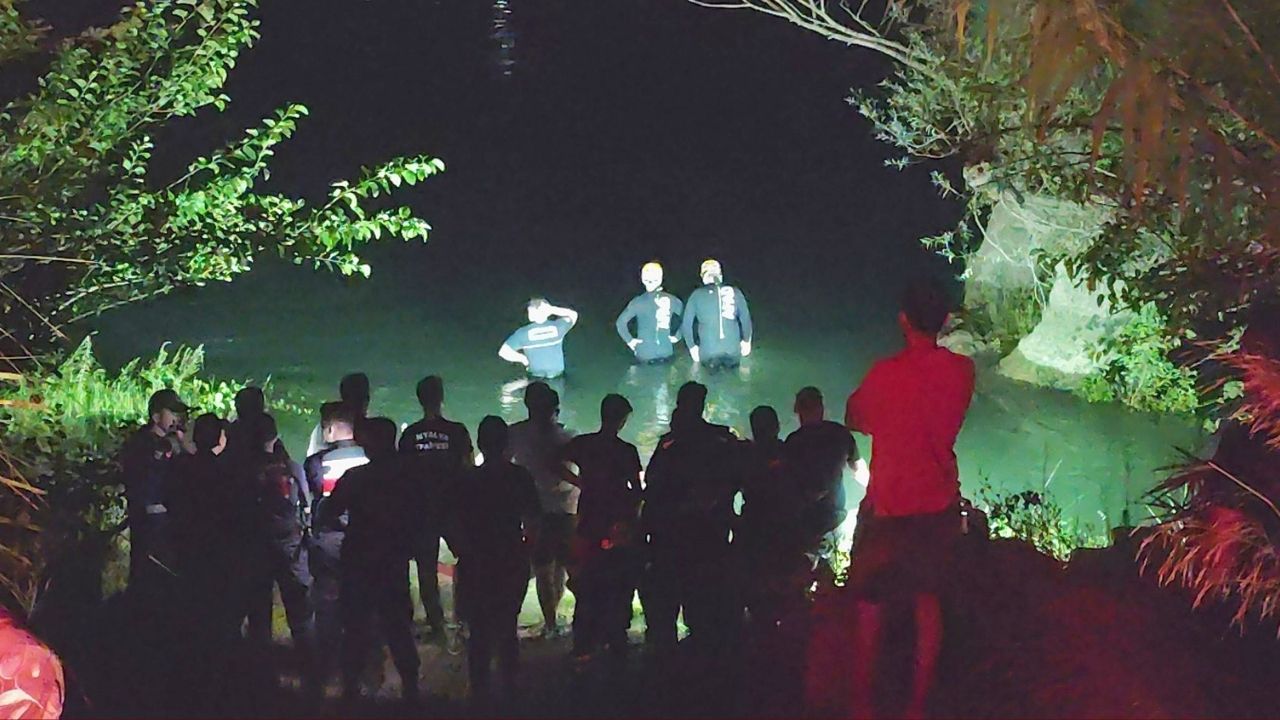 Manavgat Şelalesi'nde adacıkta mahsur kalan 6 kişi kurtarıldı