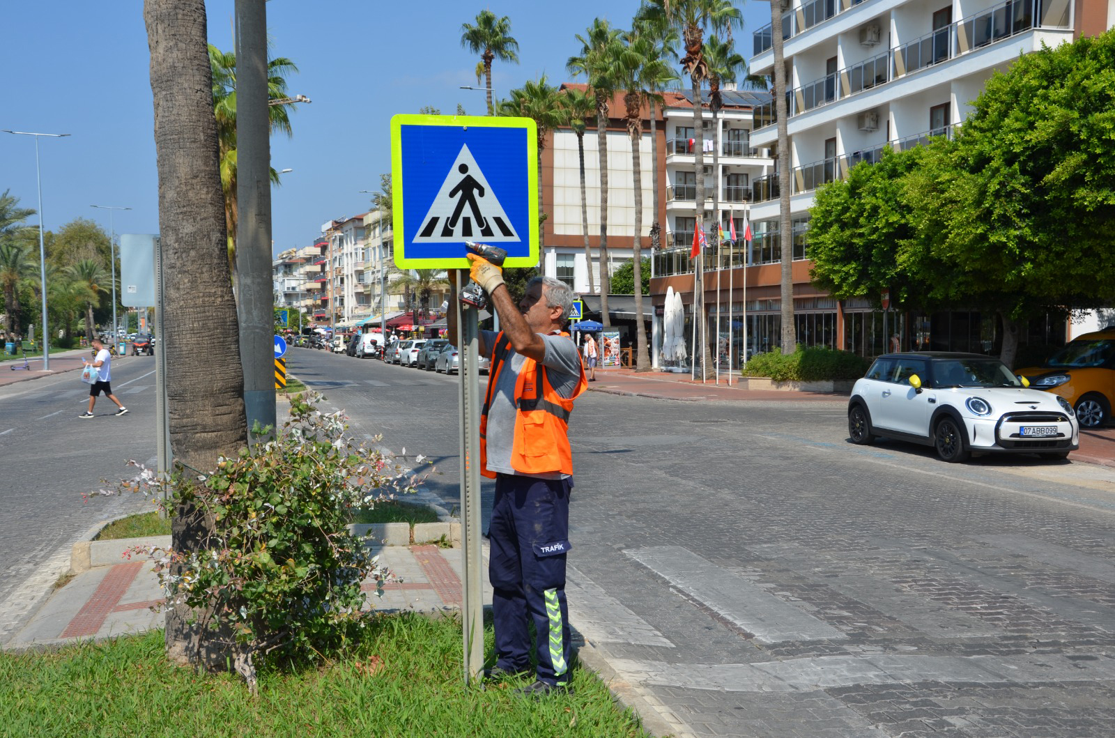 antalyada-1347-trafik-isaret-levhasi-il1486193442169-030931