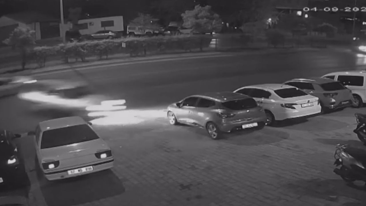 Alanya'da otomobil galeriye daldı, 3 araç hasar gördü