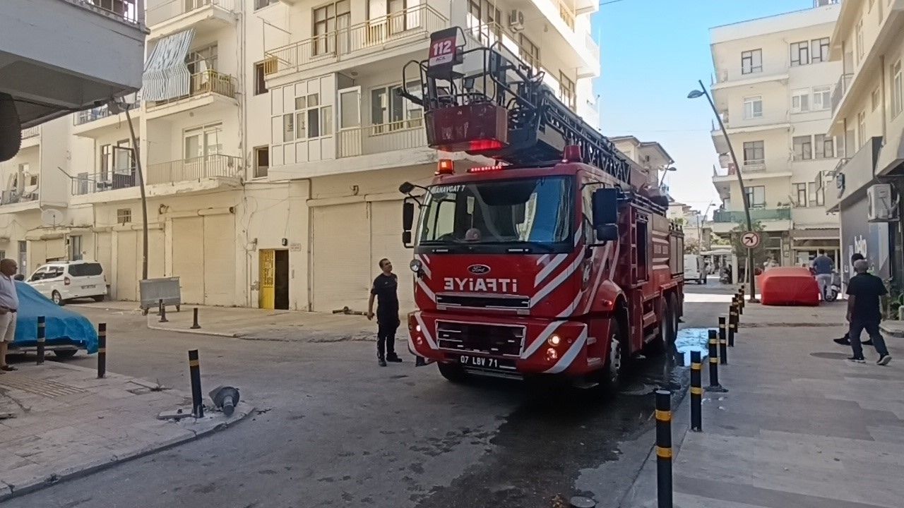 Antalya'da yangına müdahalede park engeli