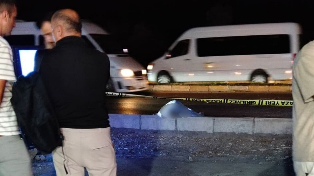 Antalya'da motosiklet refüje çarptı: 1 ölü