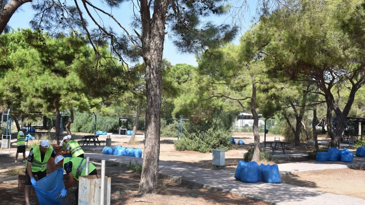 Antalya’da hükümlülerden gönüllü çevre temizliği