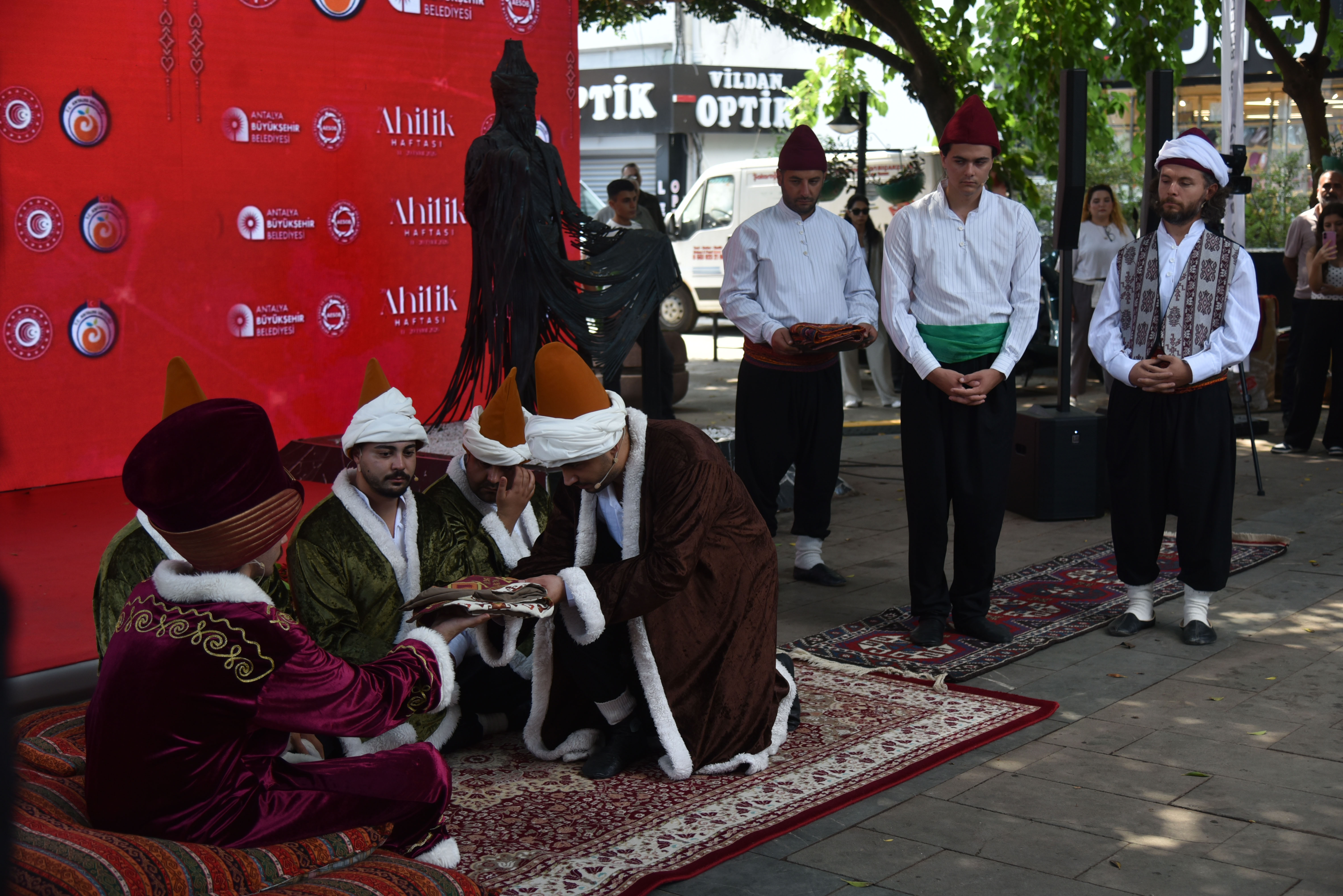 yilin-ahisi-mehmet-celik-kaftanini-gi1505228447817-010145