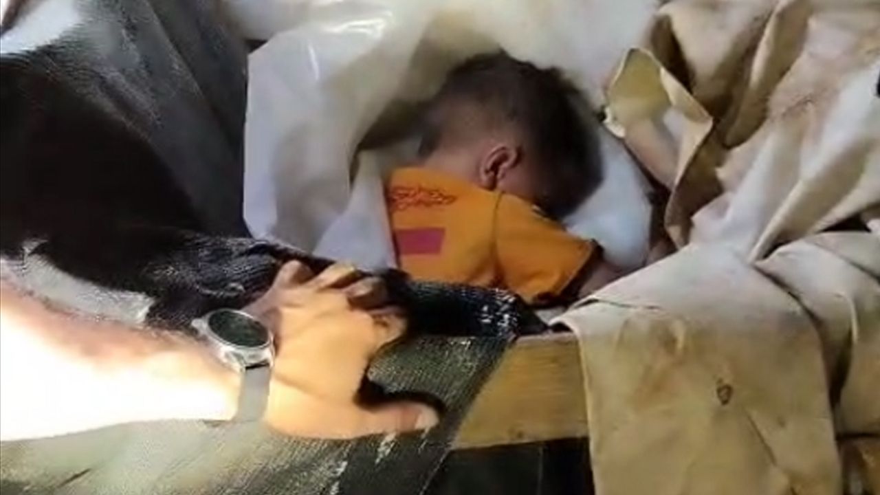 Antalya'da kaybolan çocuk tahta paletler üzerinde uyurken bulundu