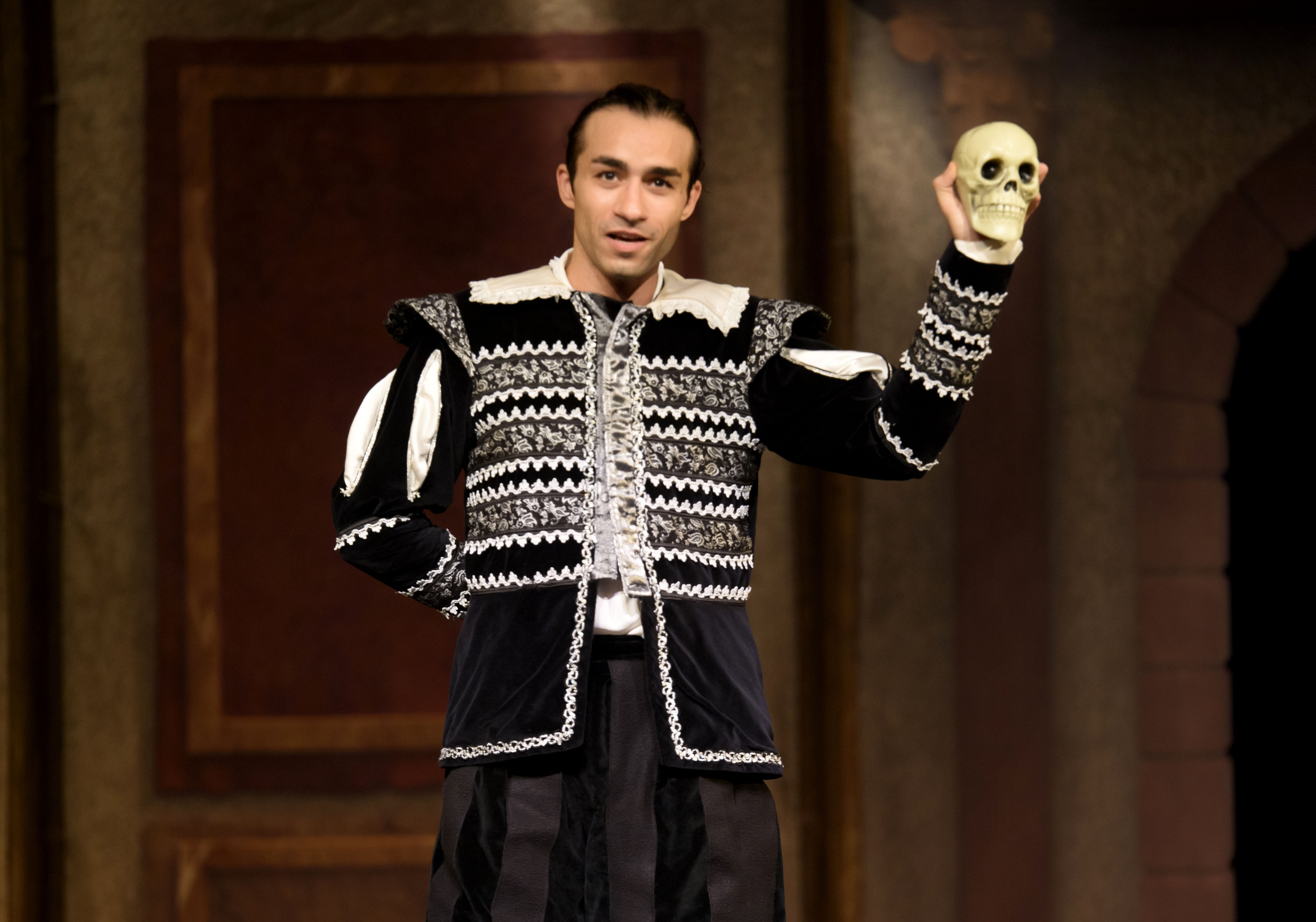 adt-yeni-sezona-shakespeare-ile-perde1510401449424-030850