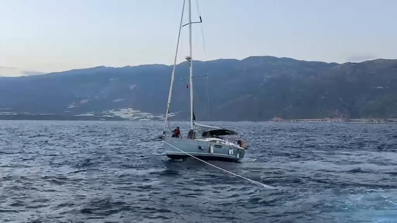 suruklenen-yelkenli-tekneyi-sahil-guven1510813449550-060336