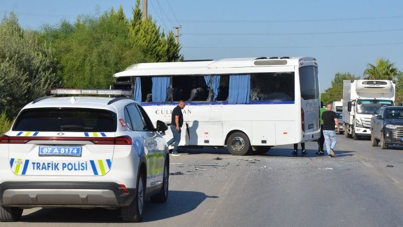 Serik'te servis midibüsü tur otobüsüne çarptı: 6 yaralı