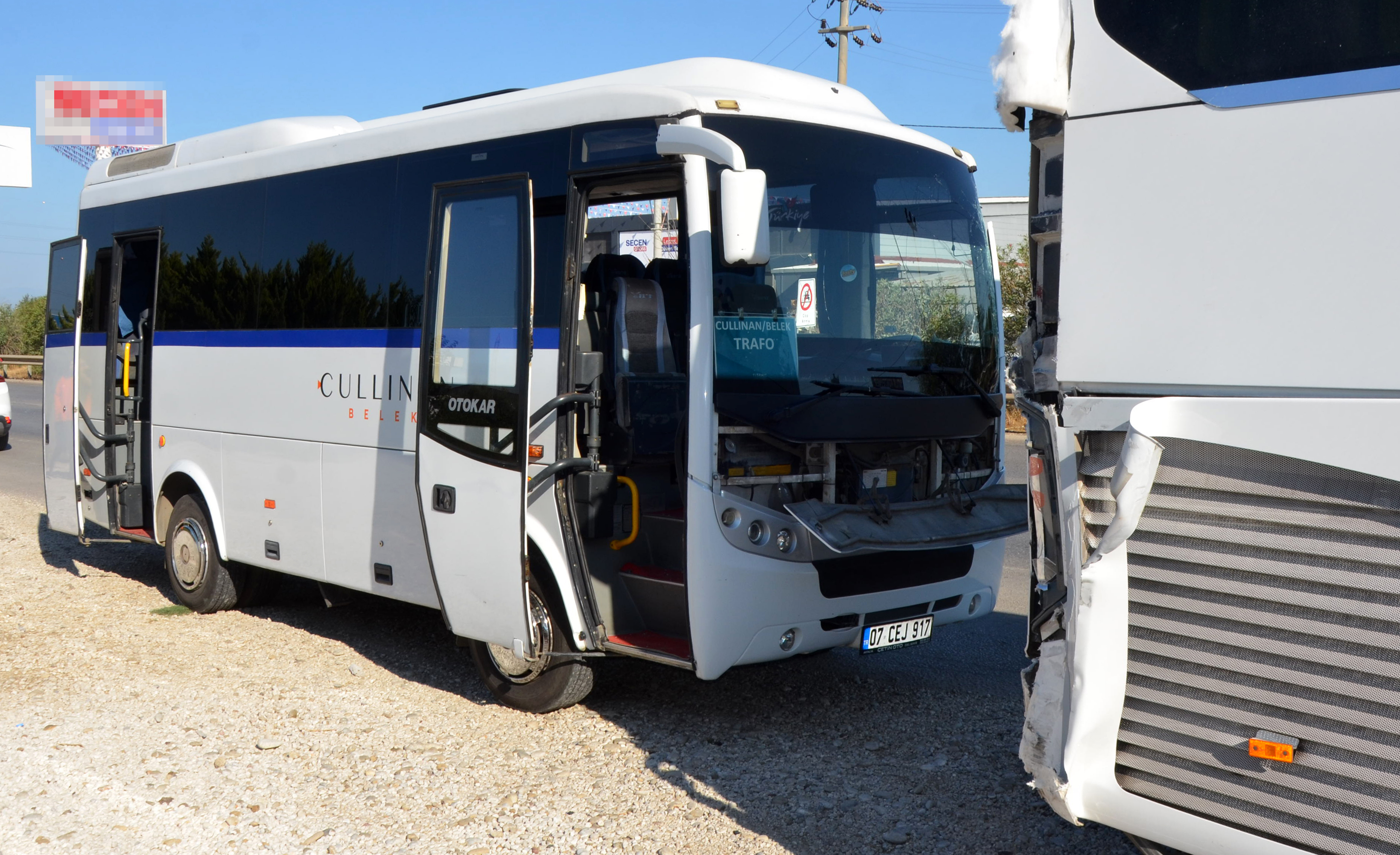 servis-midibusu-tur-otobusune-carpti-6-1523295453176-110738