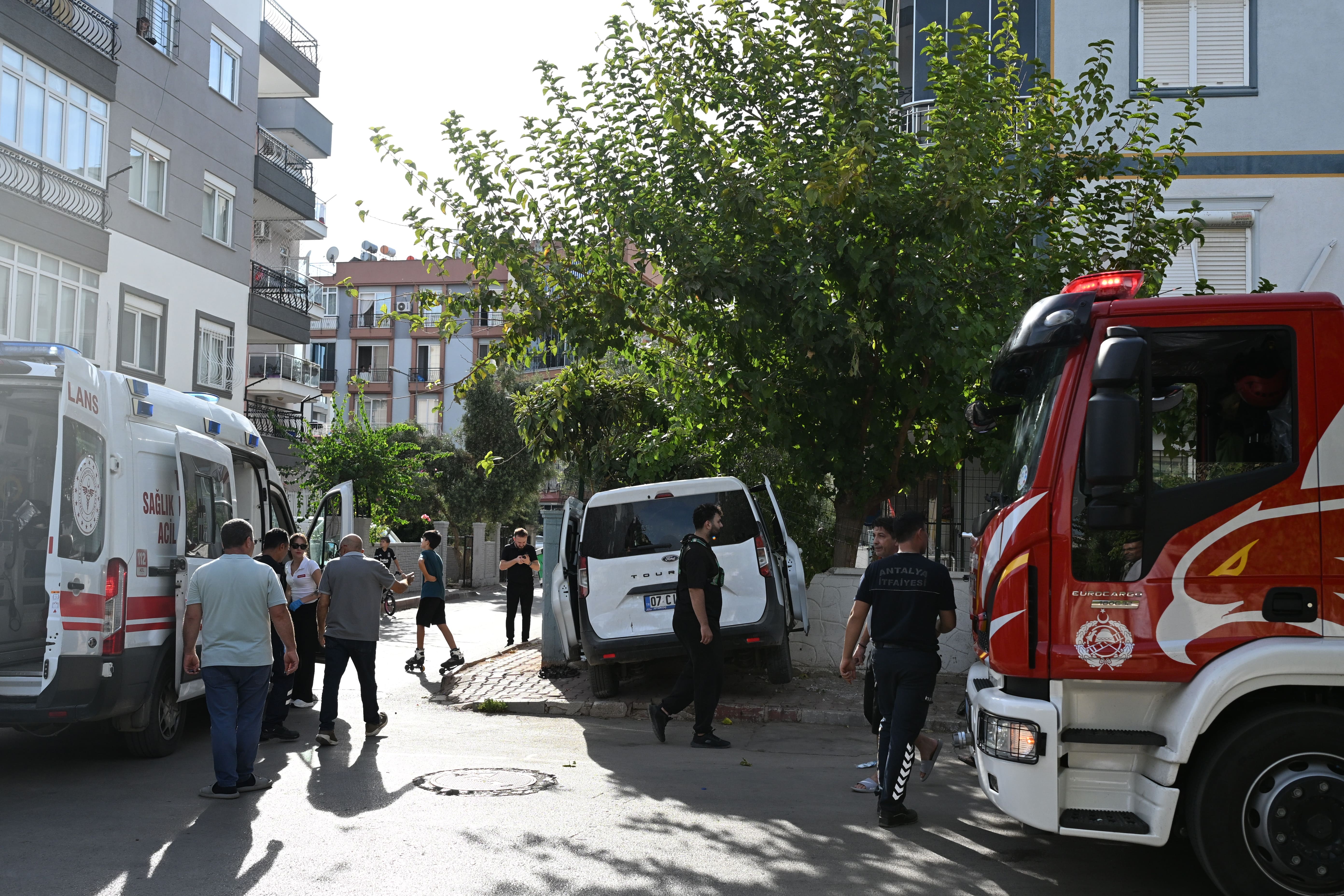 hafif-ticari-arac-apartman-duvarina-carp1525527453860-051228