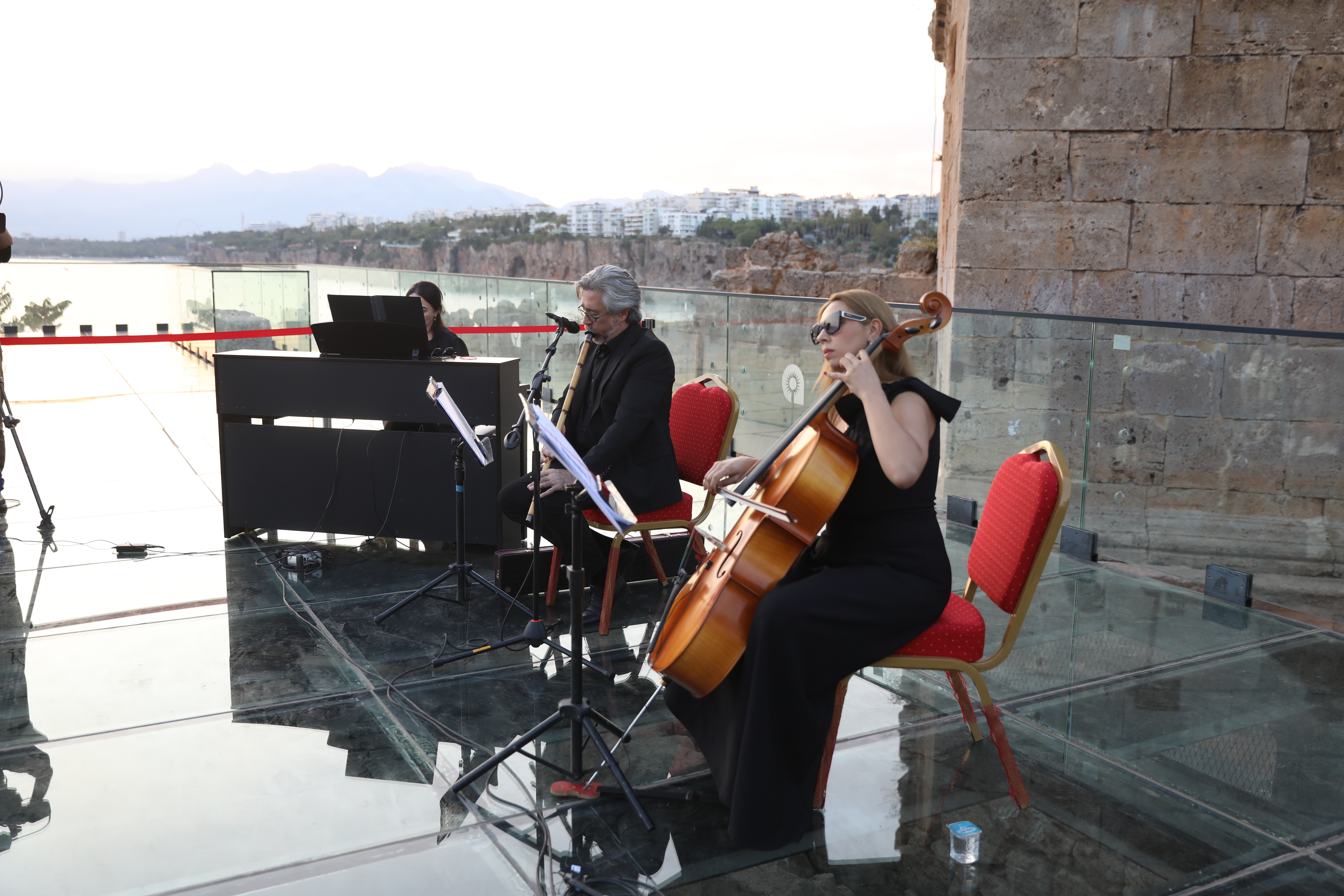 hidirlik-kulesinde-akdeniz-manzarasina-muzik-eslik-etti-3-110528