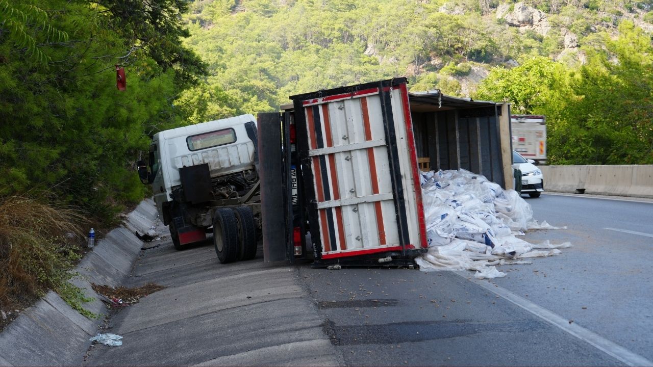 Antalya-Kemer yolunda kamyon devrildi