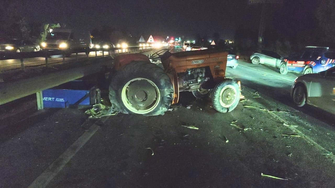 Manavgat'ta otomobil traktöre arkadan çarptı: 2 ağır yaralı