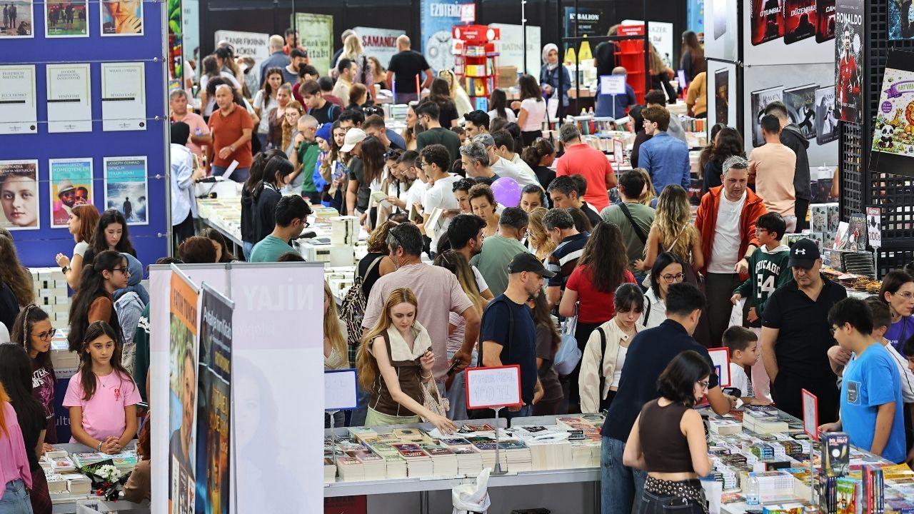 Antalya Kitap Fuarı 3'üncü gününde ziyaretçi akınına uğradı