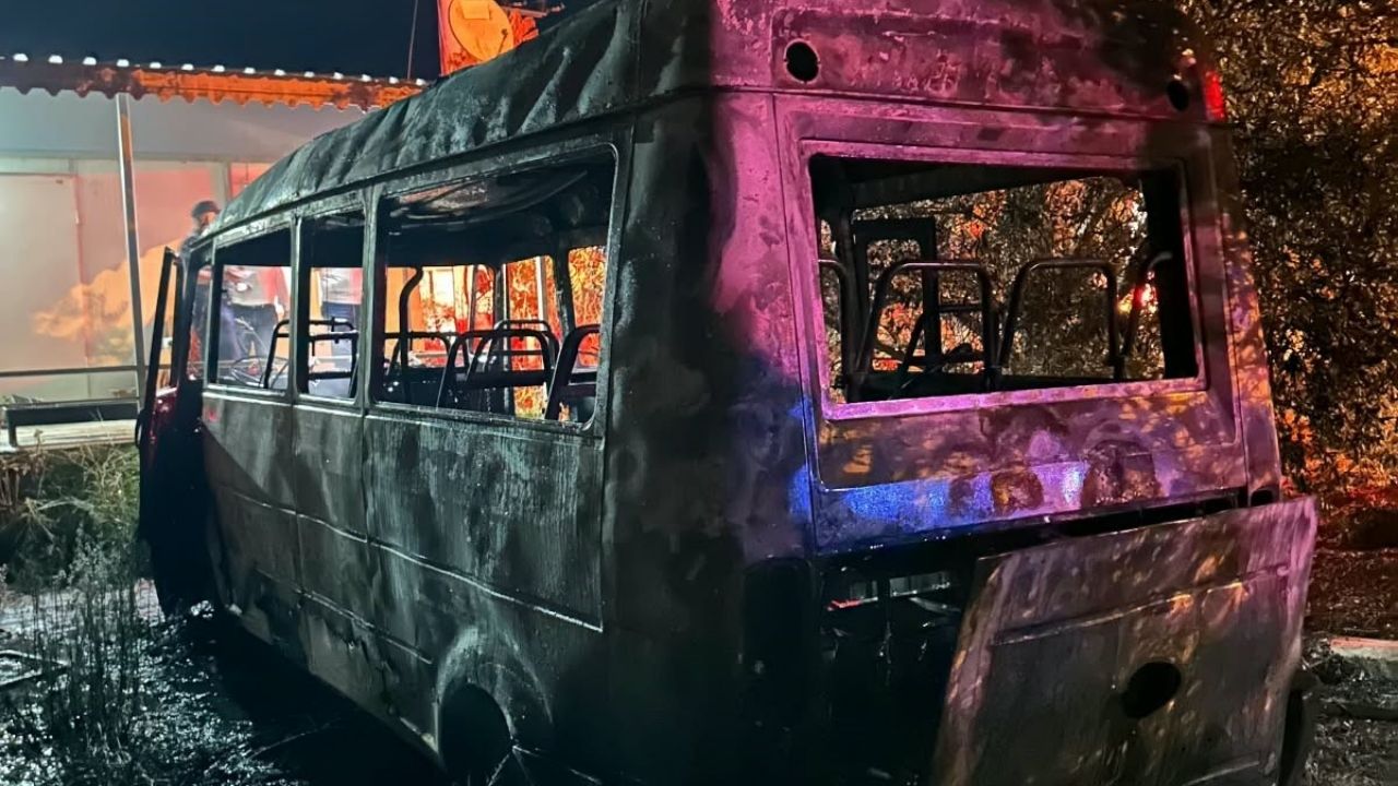 Antalya'da park halindeki minibüs yandı
