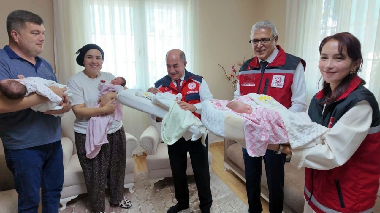 Antalya'da dördüzleri olan aileye Bakan Göktaş’tan tebrik