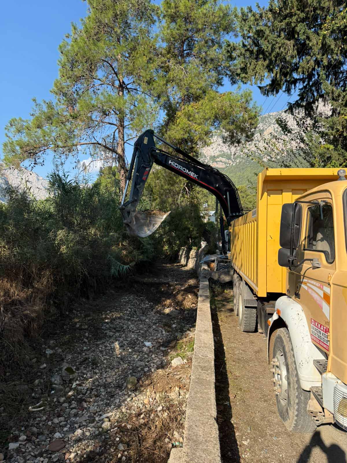 kemerde-derelerde-temizlik-calismalari-1542679459142-060035