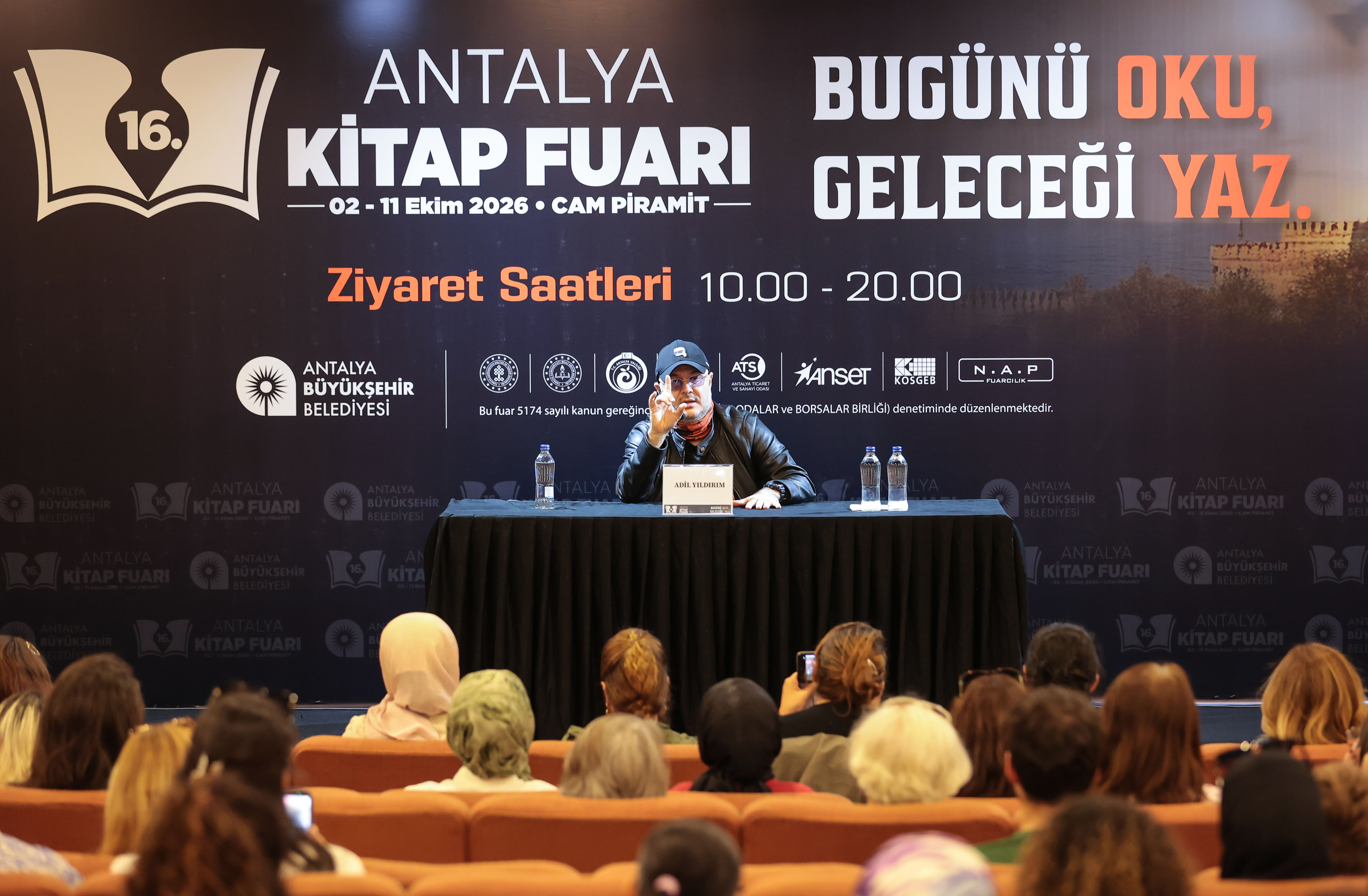 antalya-kitap-fuarinda-imza-ve-soylesi-yogunlugu-12-124550