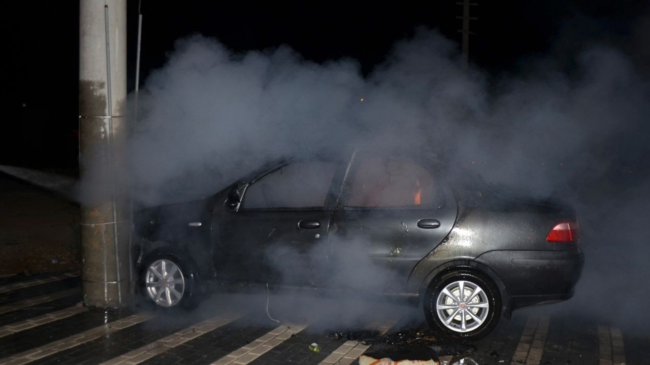 Serik'te Trafik Kazası: Bir Araç Yandı, İki Yaralı Var