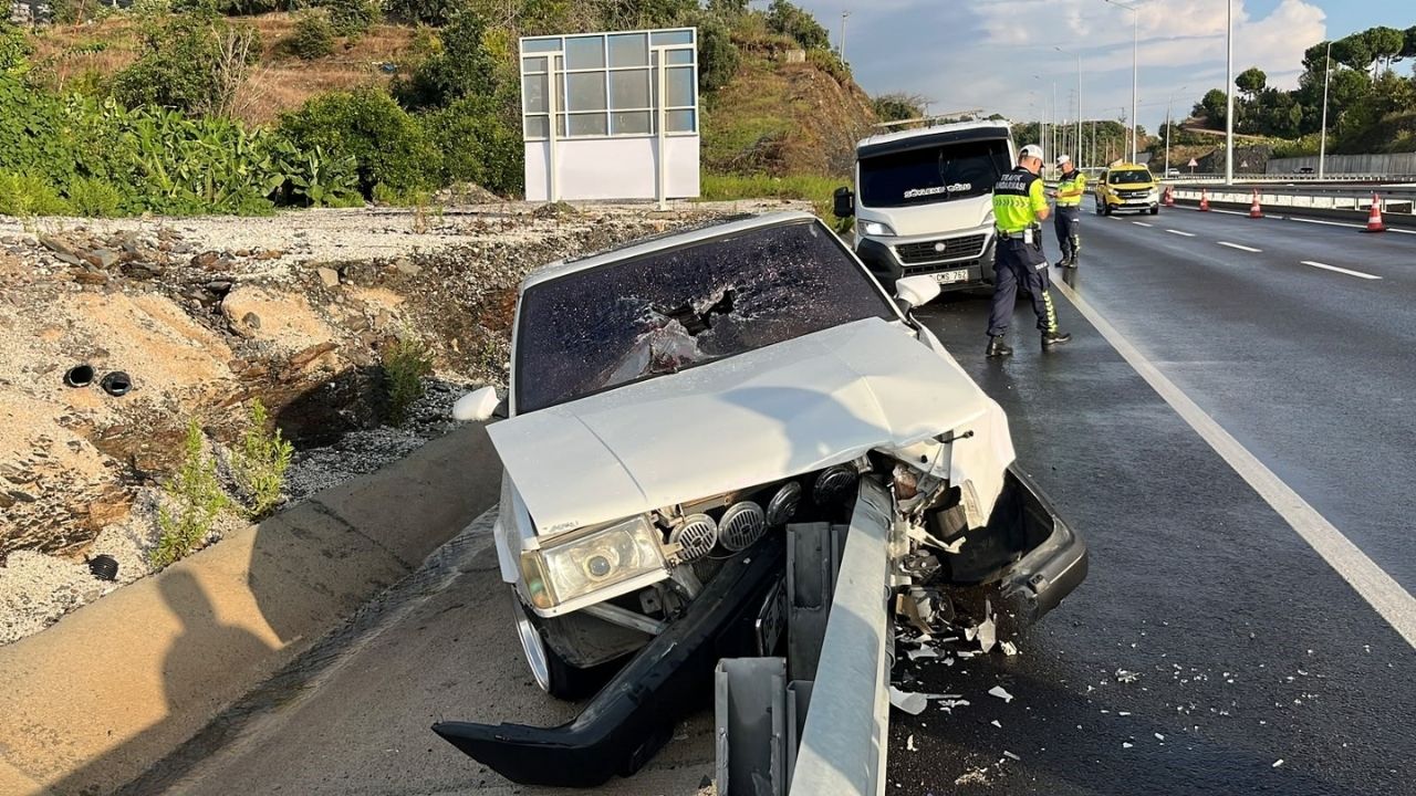 Alanya’da Tofaş bariyerlere çarptı