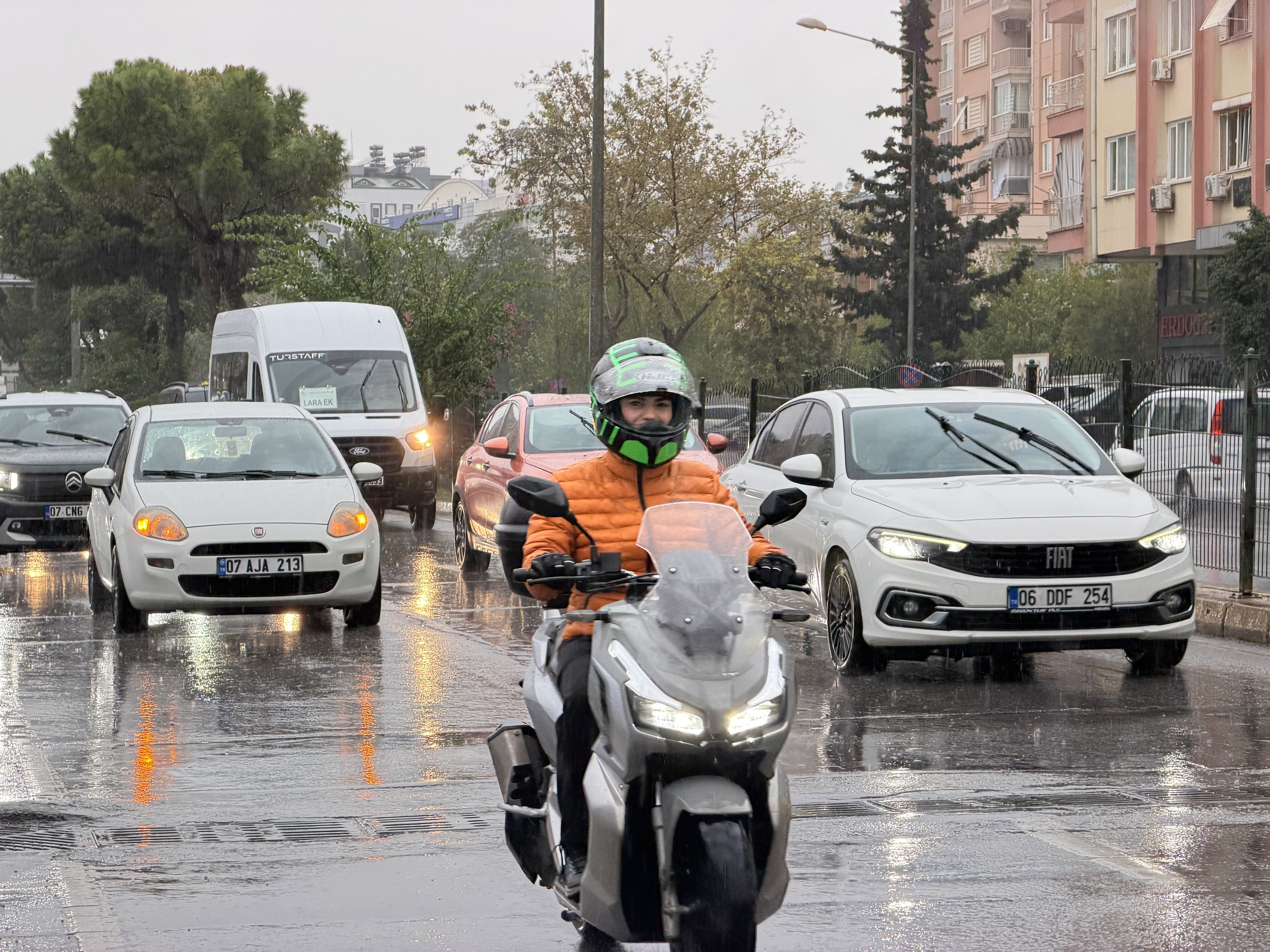 antalyada-saganak-trafigi-olumsuz-etkil1553557462315-102434