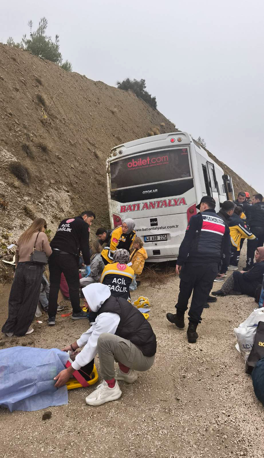 yolcu-midibusu-sarampole-dustu-9-yarali1554234462507-025015