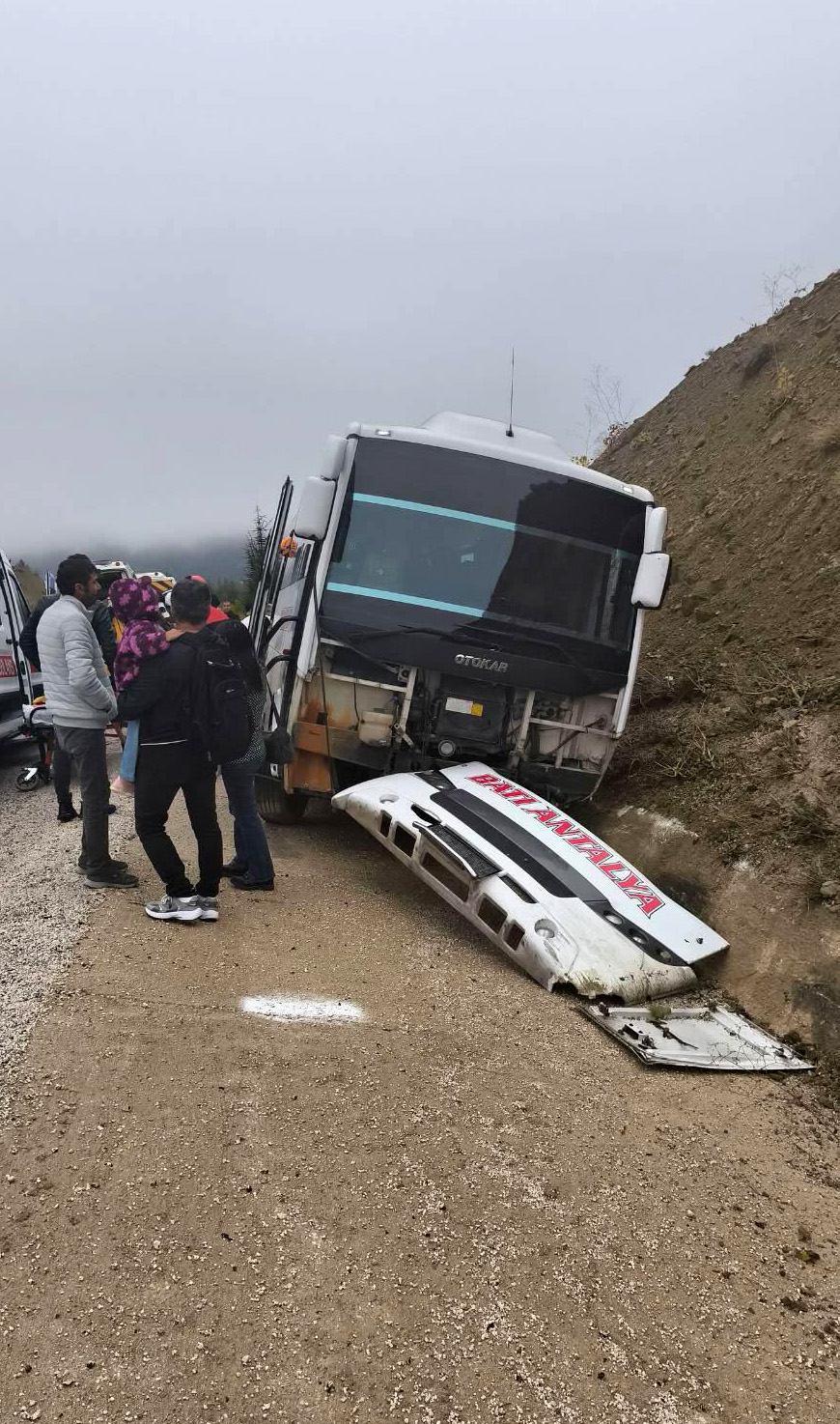 yolcu-midibusu-sarampole-dustu-9-yarali1554235462507-025014