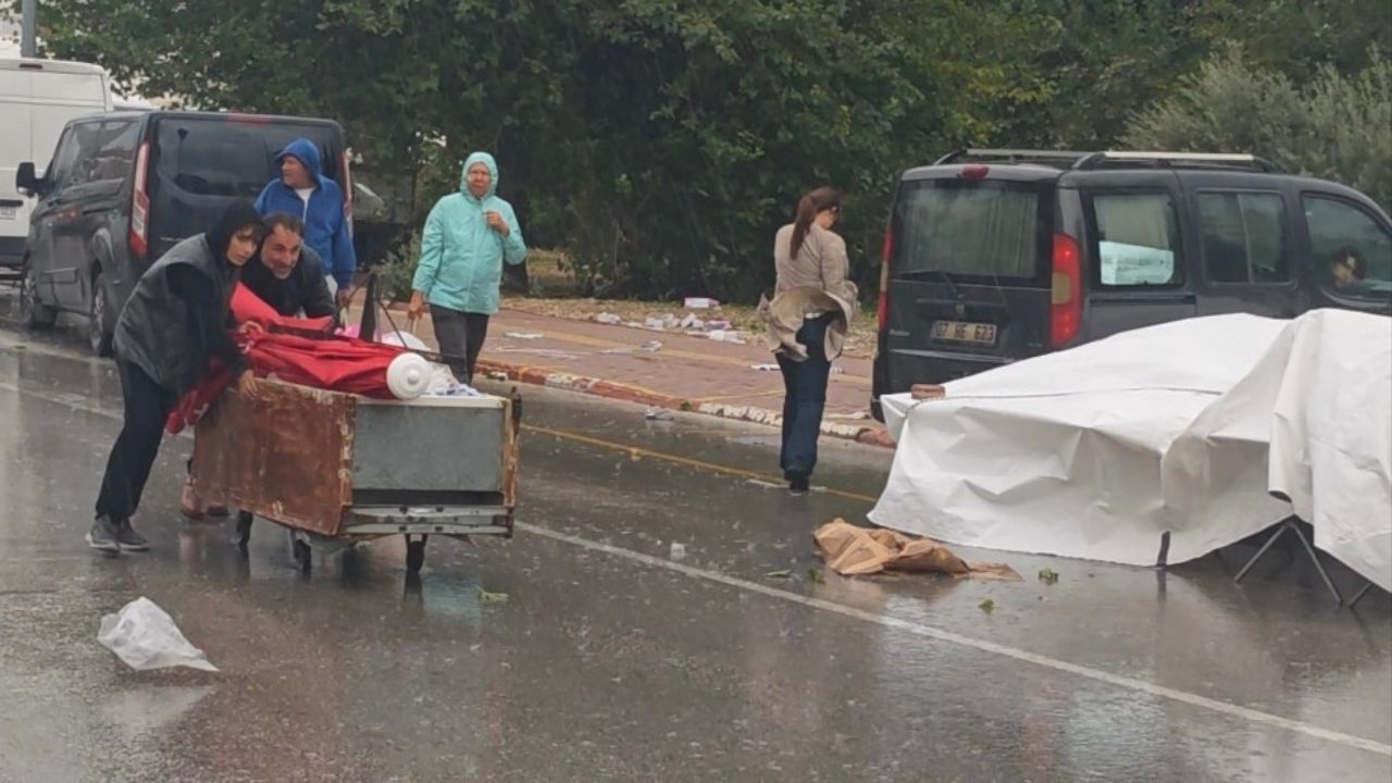 Antalya'da şiddetli rüzgar semt pazarını vurdu