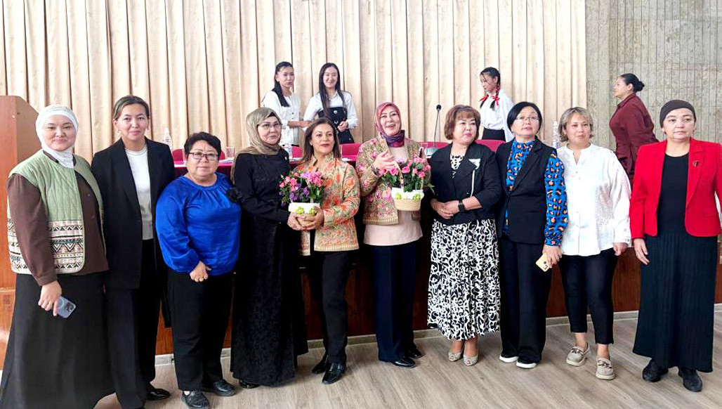 antalyali-yazara-kirgiz-ve-ozbek-ilgisi-1561293464594-063828