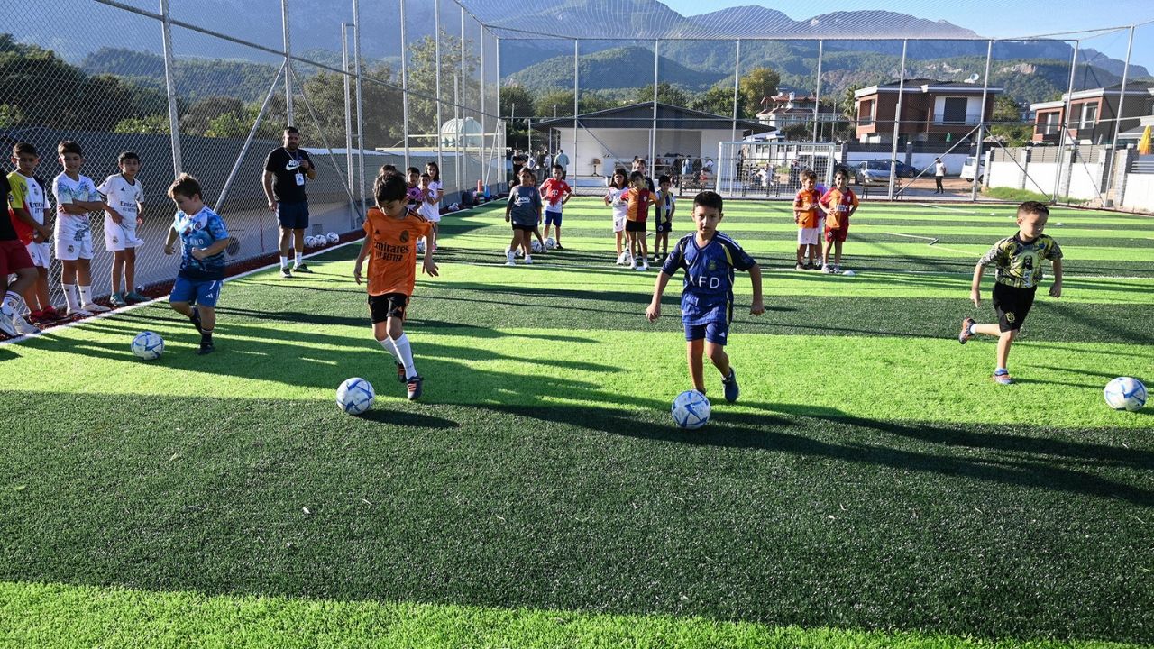 Kemer'e yeni halı saha kazandırıldı