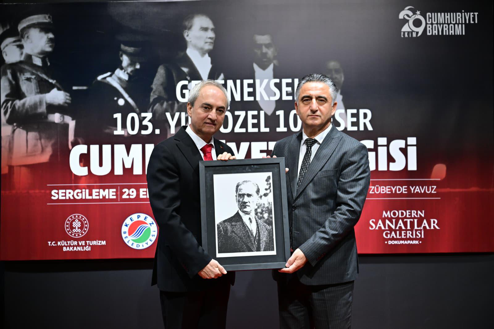 103-eser-cumhuriyet-sergisi-ziyarete-a1581036470160-061058