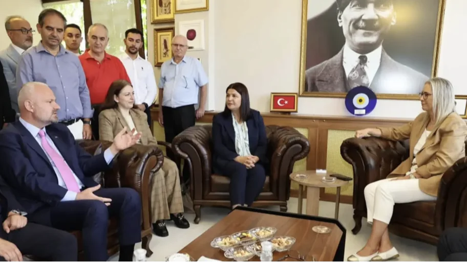 AK Parti’ye geçen Foça Belediye Başkanı’na Çankırı’dan destek ziyareti