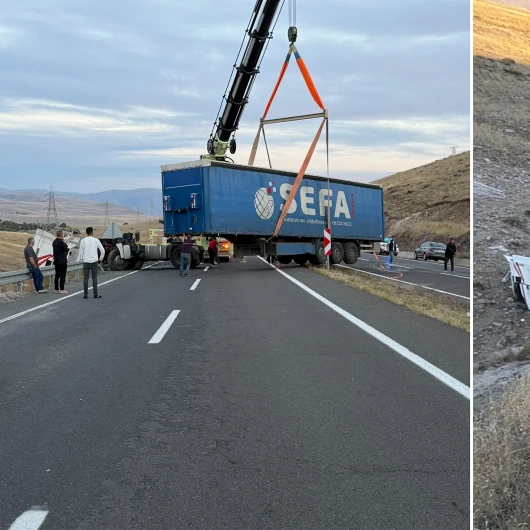 Kars'ta şarampole devrilen tır kazasında yabancı sürücü ağır yaralandı