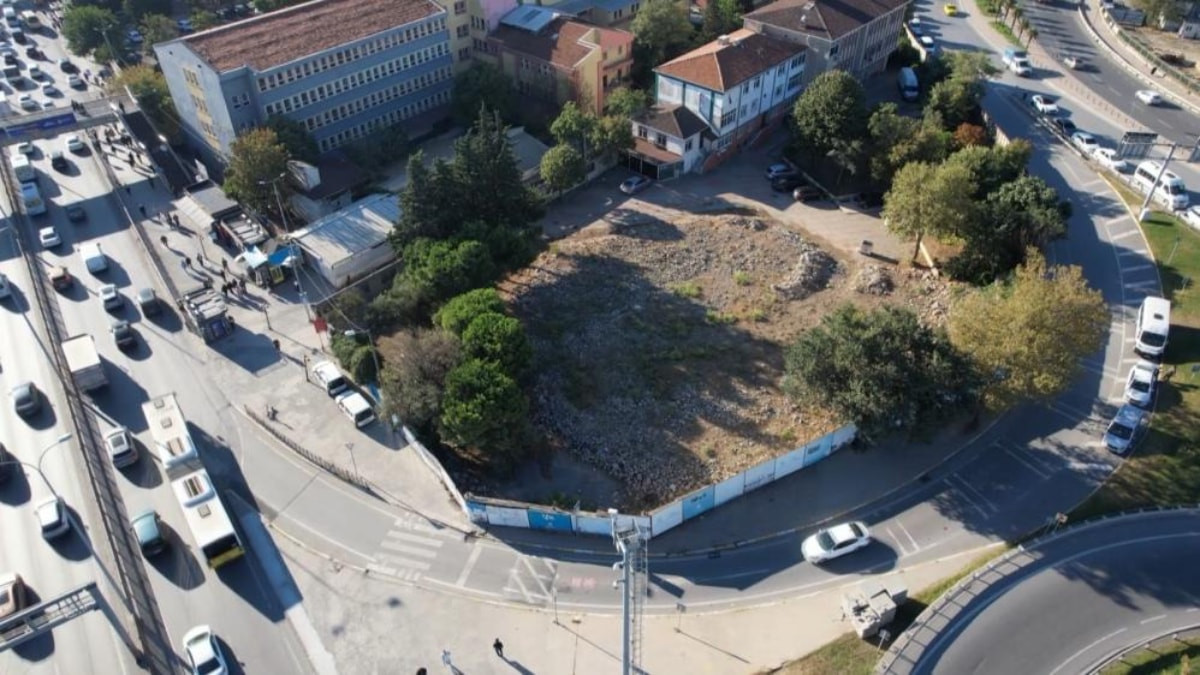 Avcılar'da Yıkılan Hacı Ahmet Tükenmez Camii, 7 Yıldır Yeniden Yapılmayı Bekliyor